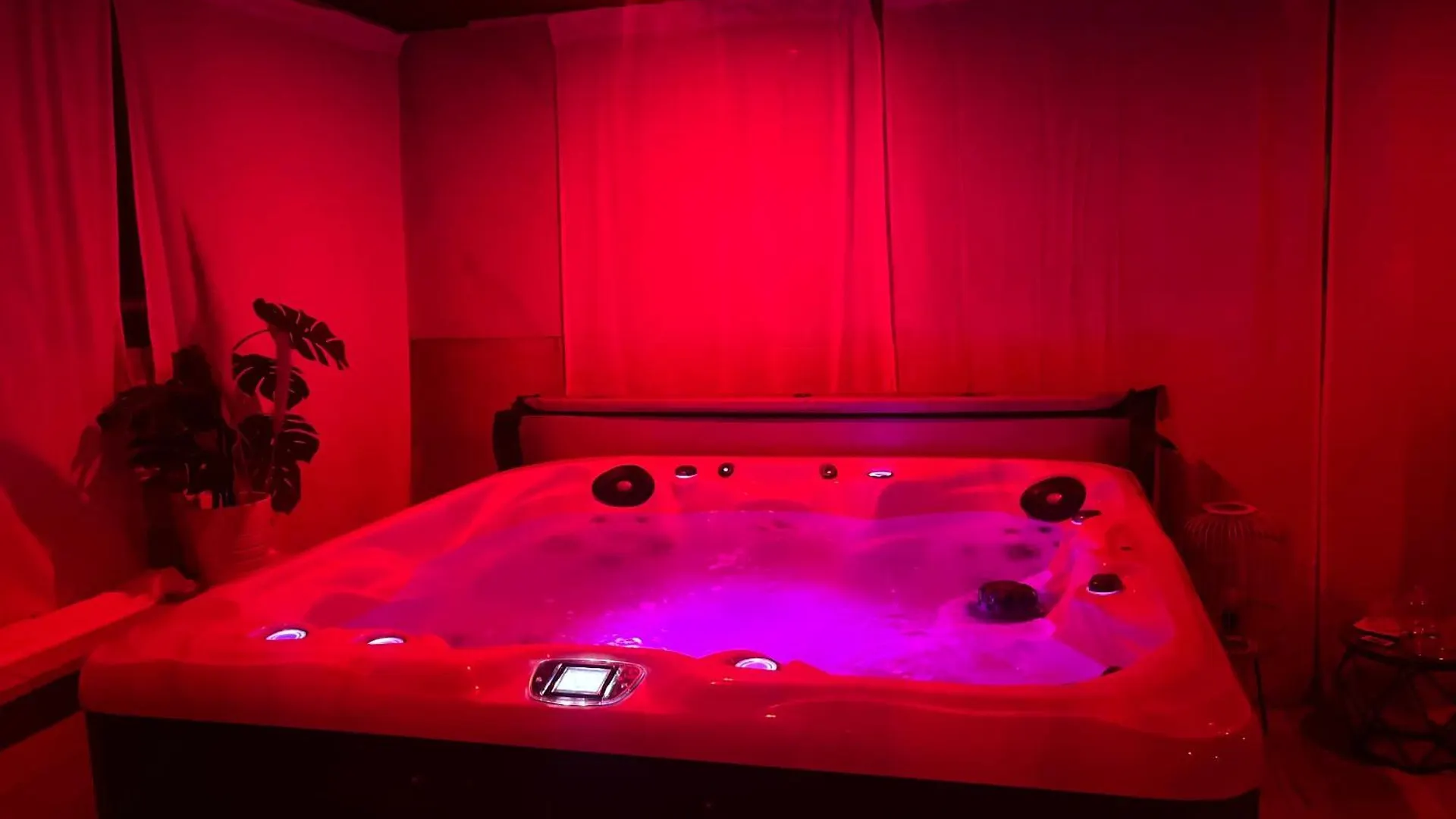 Apartment Jacuzzi Lounge Spa 84 Avignon France